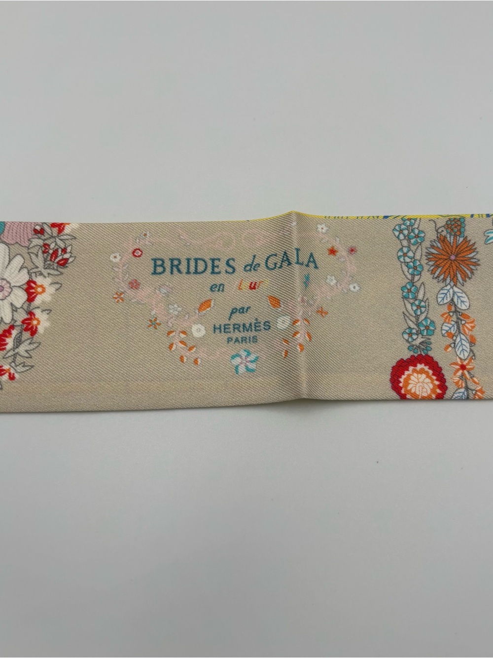 Hermes Twilly Scarf Brides de Gala en Fleurs Yellow Beige Floral Equestrian Wrap - Picture 4 of 6